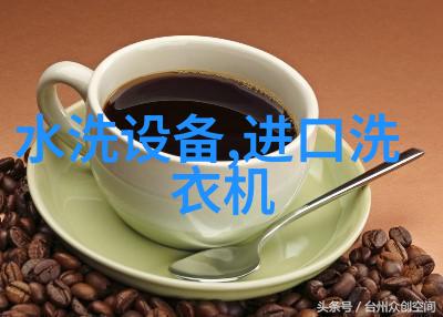 白天鹅的绽放翩翩起舞在湖面上